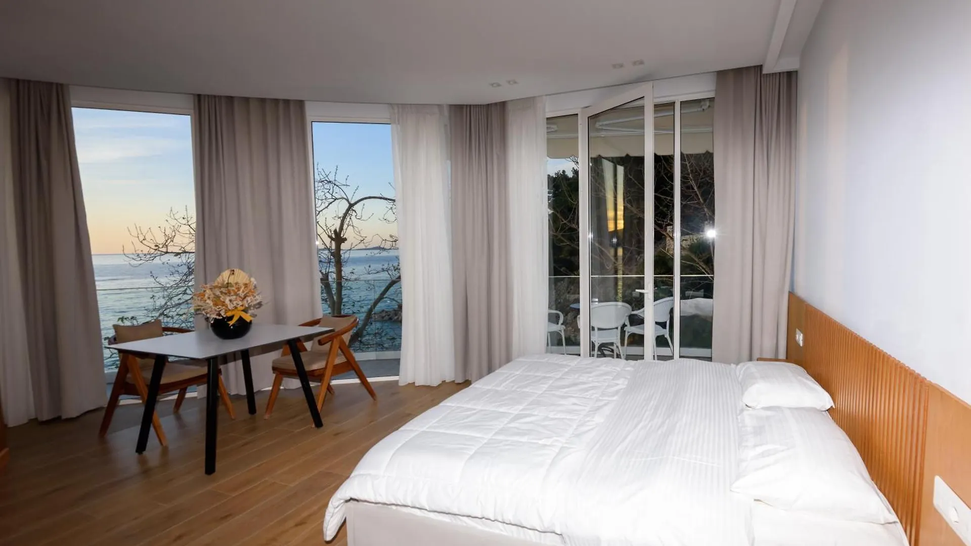 ***  Vlorë Hotel Nimfa אלבניה